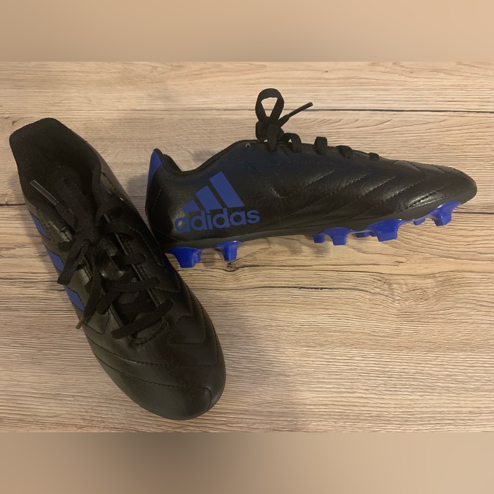 Adidas soccer cleats size 4 youth
